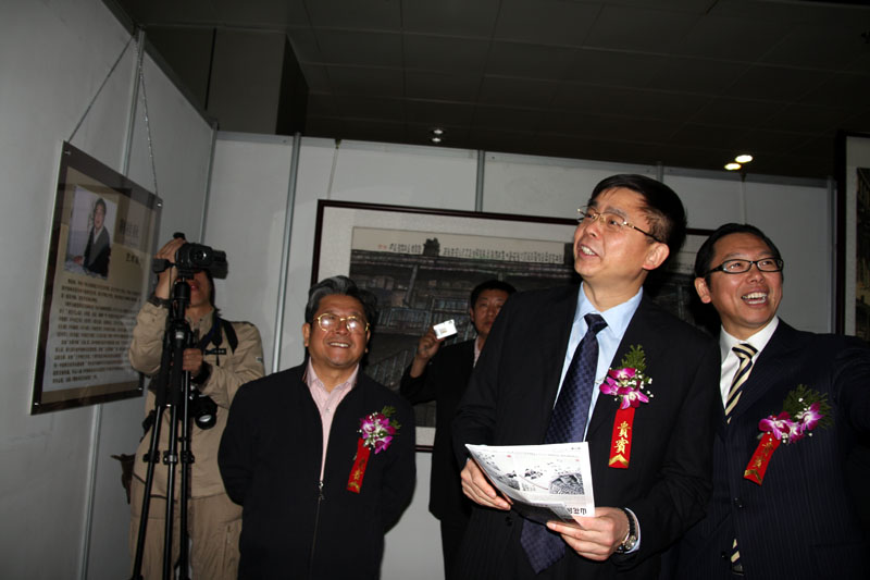 省委宣传部衣俊卿部长和省画院赵毅院长与于志学观看冰雪画派作品