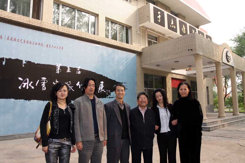 于志学和牡丹江冰雪画派成员合影,自左至右吴岩,薛长杰,高成山,于志学,栾艳玲,刘春华