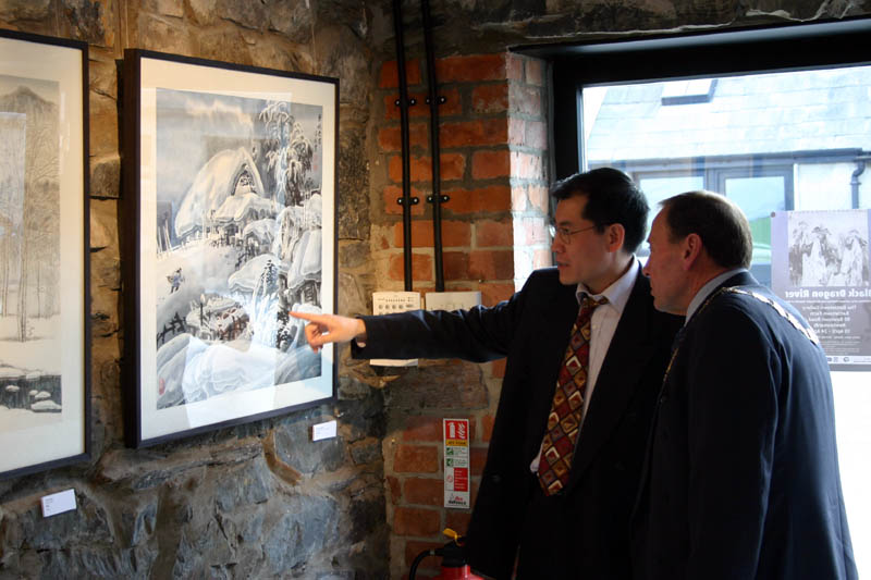 英国北爱尔兰华人联合会副主席李宁向Belfast市市长介绍冰雪画。