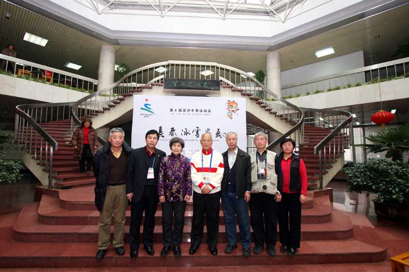 2007年国家奥委会主席何振梁先生与长春冰雪画会合影