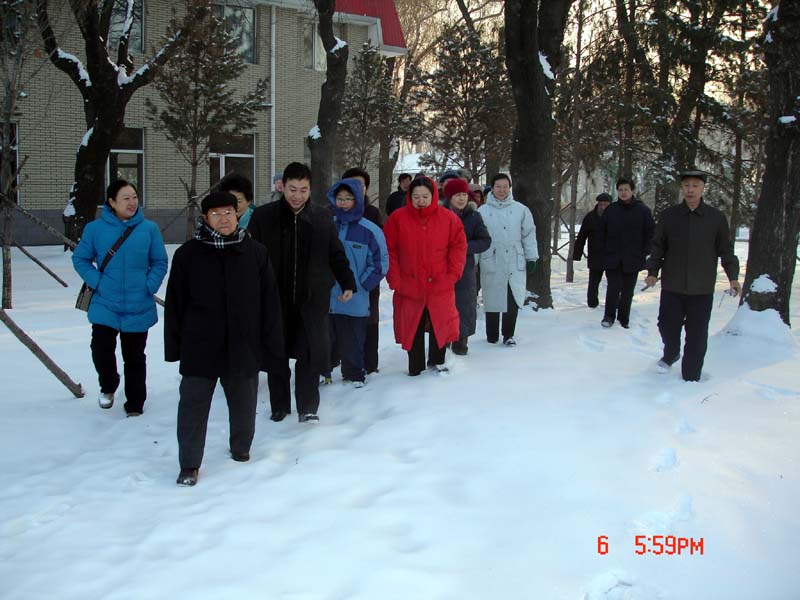 2006年于志学带领冰雪画会成员在雪中体验生活