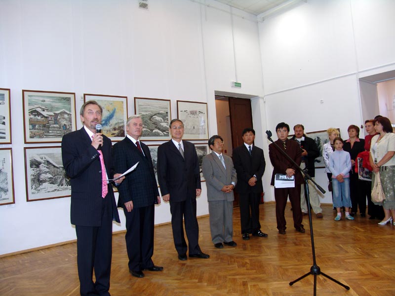 白俄罗斯国家理事文化博物馆馆长彼得主持中国冰雪画展开幕式