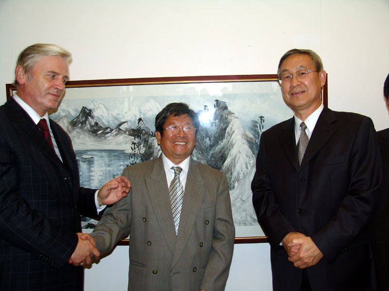 白俄罗斯文化部副部长和中国驻白俄罗斯使馆大使与于志学在捐赠作品前