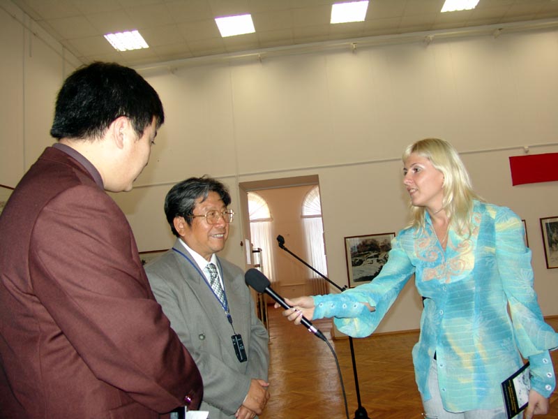 于志学在画展开幕式上接受白俄罗斯电视台记者采访