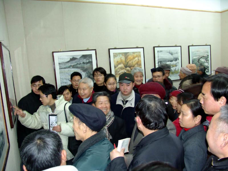 于志学向安徽观众介绍冰雪山水画