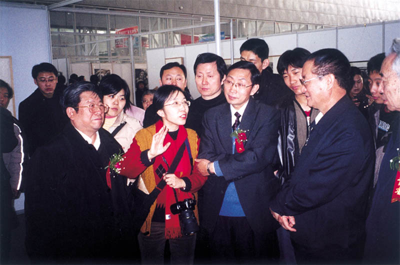 冰雪画会秘书长向省人大、省委宣传部、省文联领导领导介绍冰雪画派二届展展览情况