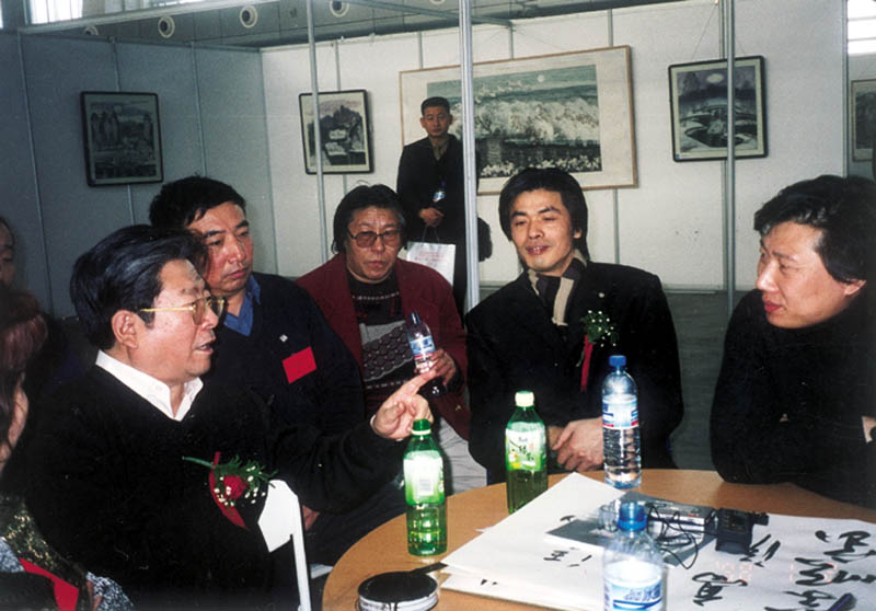 于志学和尚辉、汪为胜在冰雪画派二届展展厅交流