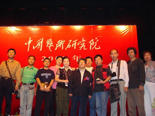 2007年9月24日于志学与在中国艺术研究院研究生院2007年于志学冰雪画工作室研究生课程班学员在开学式上