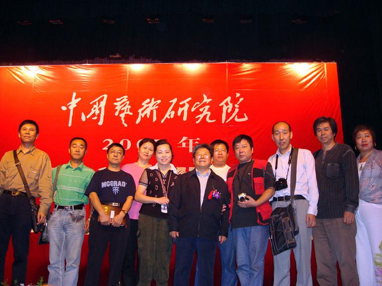 2007年9月24日于志学与在中国艺术研究院研究生院2007年于志学冰雪画工作室研究生课程班学员在开学式上