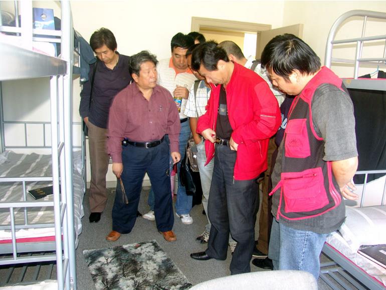 于志学在学生宿舍为学员点评作品