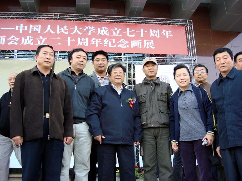 2007年10月于志学率弟子观看展览