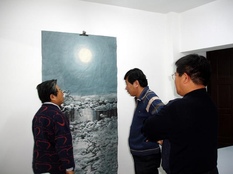 2008年1月导师于志学在北京延庆冰雪画派教学基地指导陈宇飞创作《月夜》