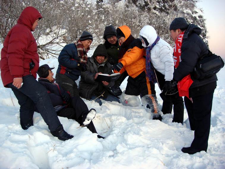 2008年1月于志学率弟子在黑龙江雪乡写生