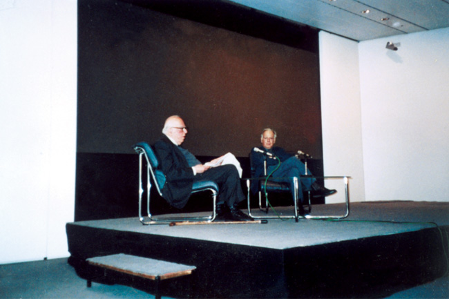 1994年英国“中国画本质”国际研讨会上,图为国际著名美术理论家贡布里希发言
