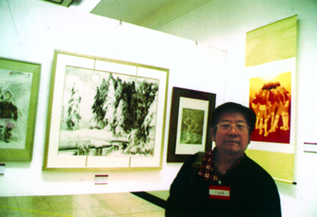 2001年于志学参加“百年中国画展”在中国美术馆自己作品前