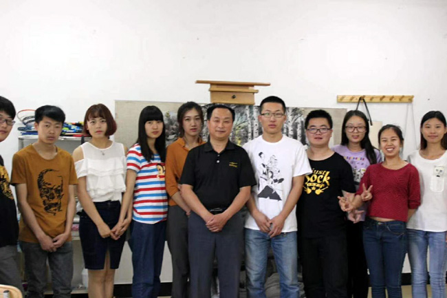 王文举老师和黑河大学美术系学习冰雪画的学员合影