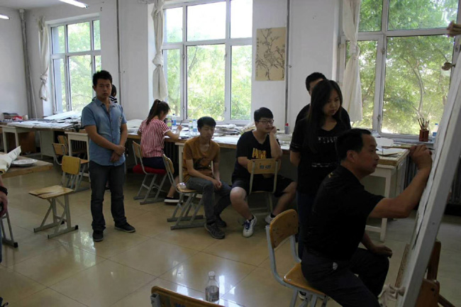王文举老师在黑河大学给美术系的学生是讲冰雪画原理