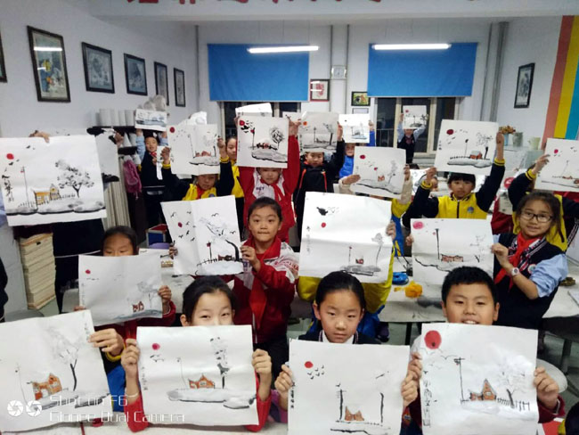王文举老师在逊克县实验小学教孩子们画冰雪画