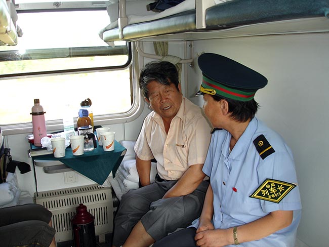 2007年于志学在从海拉尔到根河的列车上同列车长了解当地生态情况 卢平摄